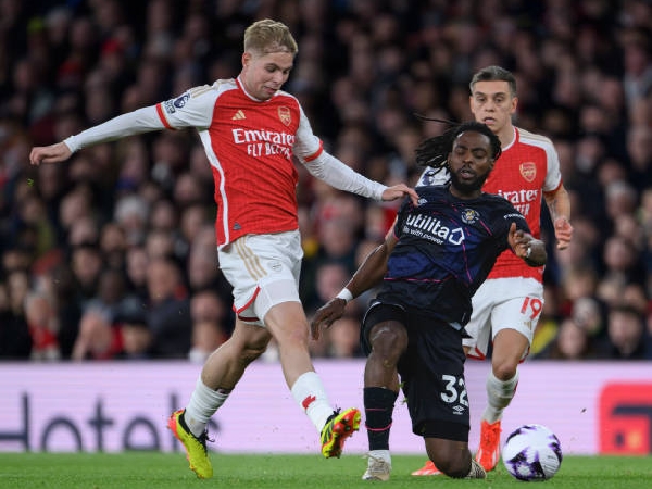 Emile Smith Rowe membantu Arsenal mengalahkan Luton Town 2-0