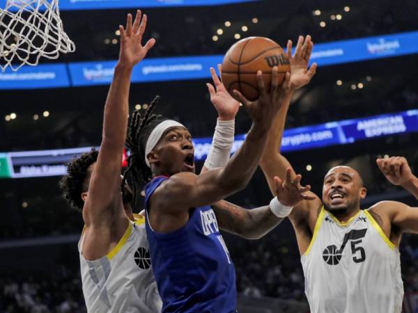 Terance Mann (tengah) mencetak 19 poin saat Los Angeles Clippers menghancurkan Utah Jazz 131-102 pada Jumat (5/4) malam. (Foto: AP)
