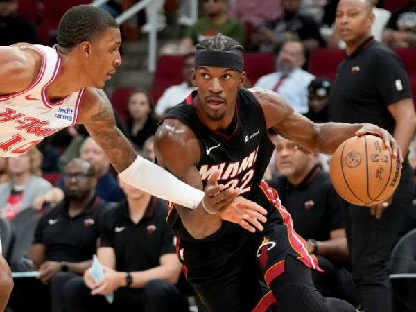 Jimmy Butler (kanan) mencetak 22 poin saat Miami Heat meraih kemenangan 119-104 atas Houston Rockets pada Jumat (5/4) malam. (Foto: AP)
