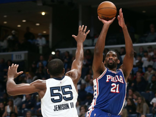 Joel Embiid (kanan) mencetak 30 poin saat Philadelphia 76ers mengalahkan Memphis Grizzlies 116-96 pada Sabtu (6/4) malam. (Foto: AP)