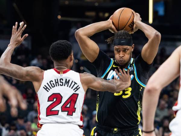 Myles Turner (kanan) mencetak 22 poin saat Indiana Pacers mengalahkan Miami Heat 117-115 pada hari Minggu (7/4). (Foto: AP)