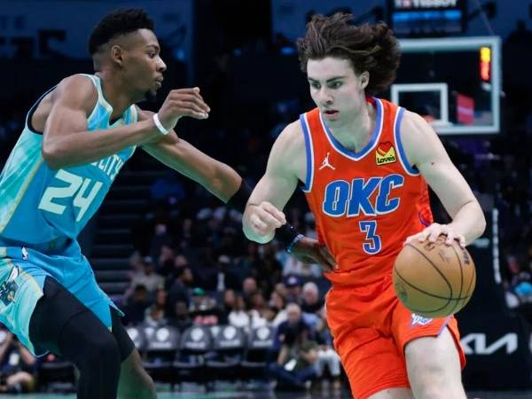 Josh Giddey (kanan) mencatat triple-double ke-11 dalam karirnya saat Oklahoma City Thunder mengalahkan Charlotte Hornets 121-118 pada Minggu (7/4) malam. (Foto: AP)