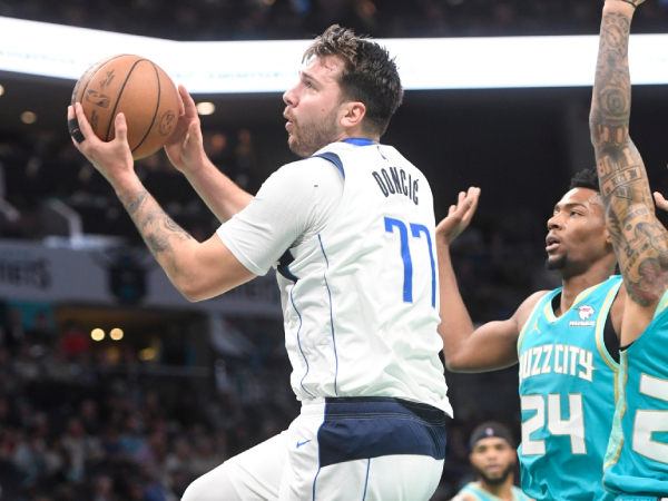 Luka Doncic (kiri) mencatatkan 39 poin, 12 rebound, dan 10 assist saat Dallas Mavericks mengalahkan Charlotte Hornets 130-104 pada Selasa (9/4) malam. (Foto: AP)