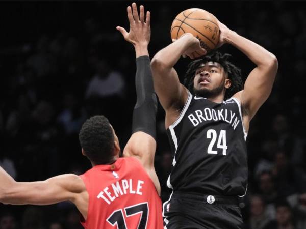 Cam Thomas (kanan) mencetak 23 poin saat Brooklyn Nets mengalahkan Toronto Raptors 106-102 pada Rabu (10/4) malam. (Foto: AP)
