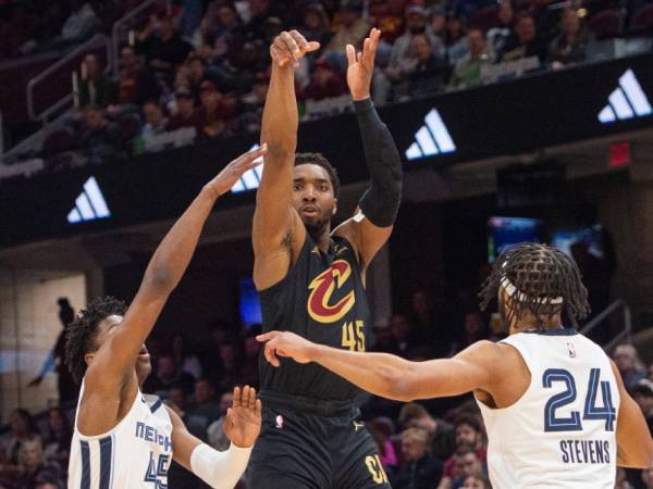 Donovan Mitchell (tengah) mencetak 29 poin saat Cleveland Cavaliers mengalahkan Memphis Grizzlies 110-98 pada Rabu (10/4) malam. (Foto: AP)