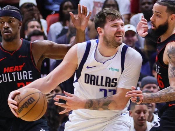 Luka Doncic (kiri) hampir mencetak triple-double saat Dallas Mavericks mengalahkan Miami Heat 111-92 pada hari Rabu (10/4) malam. (Foto: AP)