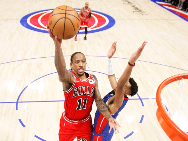 DeMar DeRozan (kiri) mencetak 39 poin saat Chicago Bulls mengalahkan Detroit Pistons 127-105 pada Kamis (11/4) malam. (Foto: AP)