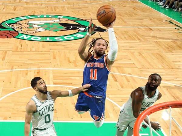 Jalen Brunson (tengah) mencetak 39 poin saat New York Knicks mengalahkan Boston Celtics 118-109 pada Kamis (11/4) malam. (Foto: AP)