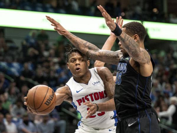 Marcus Sasser (kiri) mencetak 24 poin saat Detroit Pistons mengalahkan Dallas Mavericks 107-89 pada Jumat (12/4) malam. (Foto: AP)