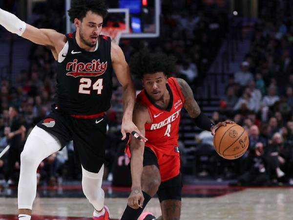 Jalen Green (kanan) mencetak 26 poin saat Houston Rockets mengalahkan Portland Trail Blazers 116-107 pada Jumat (12/4) malam. (Foto: AP)