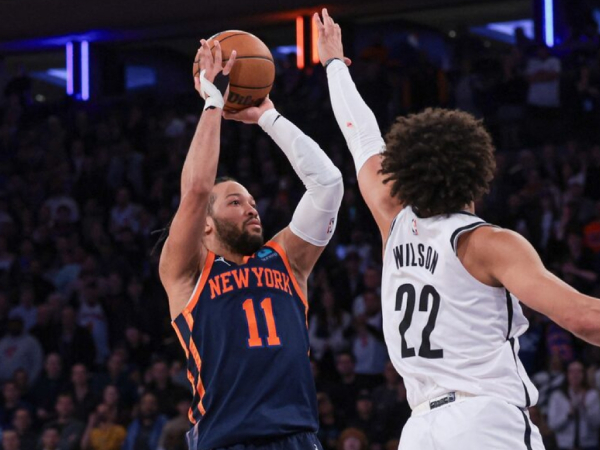 Jalen Brunson (kiri) mencetak 30 poin saat New York Knicks mengalahkan Brooklyn Nets 111-107 pada Jumat (12/4) malam. (Foto: AP)