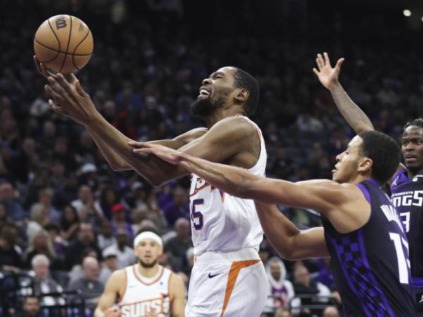 Kevin Durant (kiri) mencetak 28 poin saat Phoenix Suns mengalahkan Sacramento Kings 108-107 pada Jumat (12/4) malam. (Foto: AP)