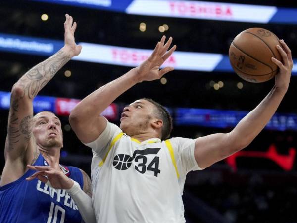 Kenneth Lofton Jr (kanan) mencetak 27 poin saat Utah Jazz mengalahkan Los Angeles Clippers 110-109 pada Jumat (12/4) malam. (Foto: AP)