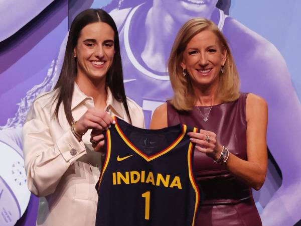Caitlin Clark berpose dengan komisioner WNBA Cathy Engelbert setelah terpilih sebagai [pilihan No. 1 oleh Indiana Fever pada Drfat WNBA 2024. (Foto: Reuters)