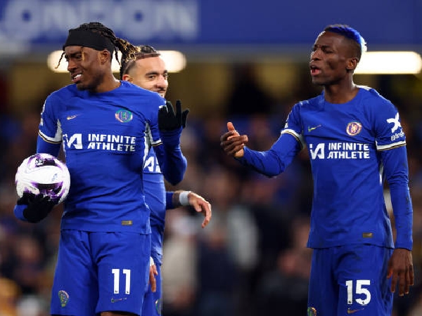 Noni Madueke dan Nicolas Jackson ingin mengambil tendangan penalti Chelsea