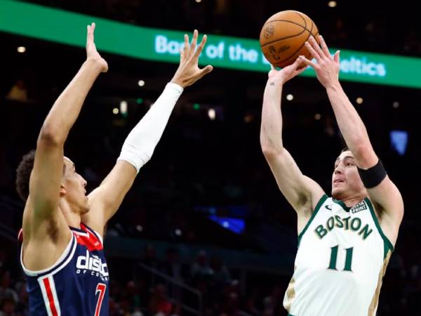 Payton Pritchard (kanan) mencetak 38 poin saat Boston Celtics menang 132-122 atas Washington Wizards pada hari Minggu (14/4). (Foto: AP)