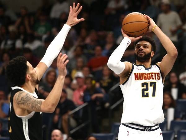 Jamal Murray (kanan) mencetak 21 poin saat Denver Nuggets menang 126-111 atas Memphis Grizzlies pada hari Minggu (14/4). (Foto: AP)