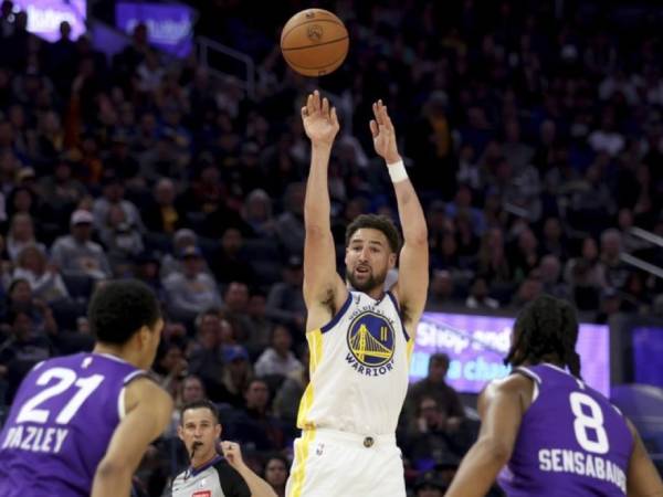 Klay Thompson (tengah) mencetak 25 poin saat Golden State Warriors mengalahkan Utah Jazz 123-116 pada Minggu (14/4). (Foto: AP)