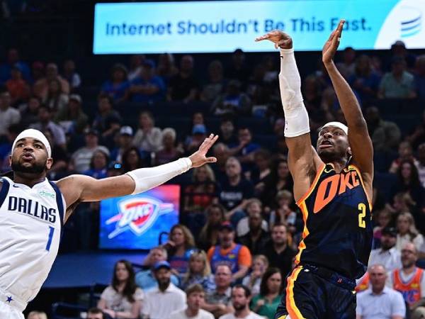 Shai Gilgeous-Alexander (kanan) mencetak 15 poin saat Oklahoma City Thunder mendominasi Dallas Mavericks 135-86 pada hari Minggu (14/4). (Foto: AP)