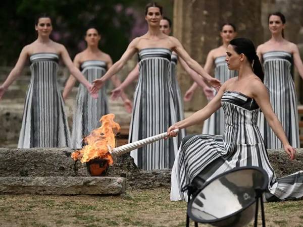 Proses penyalaan obor Olimpiade Paris 2024 di situs Olimpiade kuno di selatan Yunani. (Foto: AP)