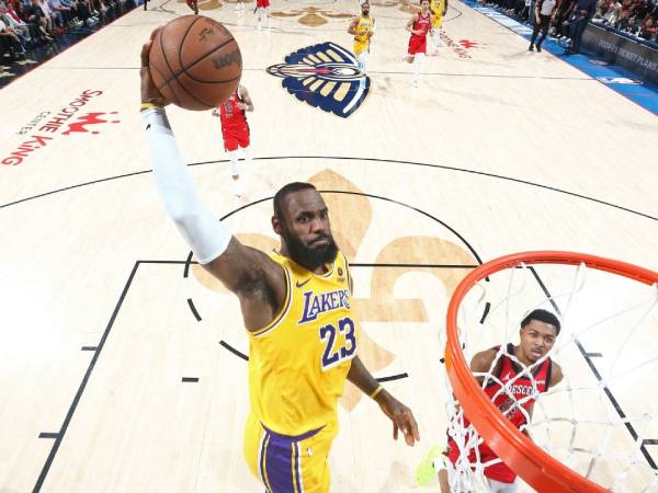LeBron James mencetak 23 poin saat Los Angeles Lakers menang 110-106 atas New Orleans Pelicans di turnamen play-in Wilayah Barat pada Selasa (16/4) malam. (Foto: AP)