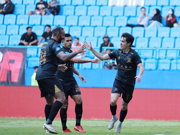 Gelandang Madura United, Fransisco Rivera merayakan gol ke gawang Borneo FC