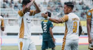 Ricky Kambuaya Senang Bantu Dewa United FC Menang di Surabaya