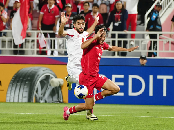 Penyerang timnas Indonesia U-23, Rafael Struick dijatuhkan pemain Yordania U-23