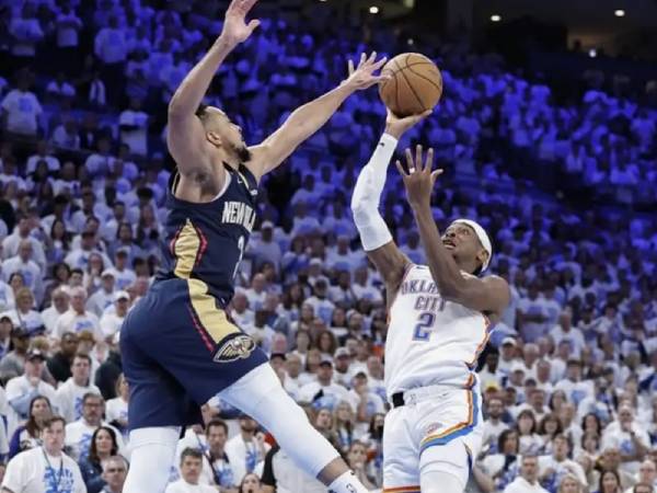 Shai Gilgeous-Alexander (kanan) melesakkan tembakan krusial di menit terakhir saat Oklahoma City Thunder mengalahkan New Orleans Pelicans 94-92 pada Game 1 putaran pertama playoff Wilayah Barat pada Minggu (21/4) malam. (Foto: AP)