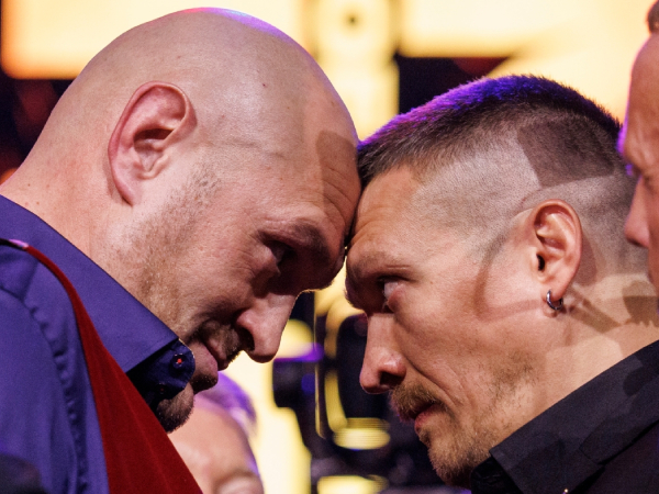 Tyson Fury (kiri) dan Oleksandr Usyk. (Foto: Ring TV)