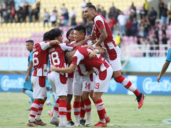 Pemain Persis Solo merayakan gol ke gawang Persikabo 1973