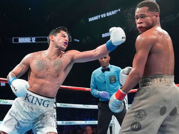 Devin Haney (kanan) dibuat terjengkang oleh hook kiri Ryan Garcia. (Foto: Ring TV)