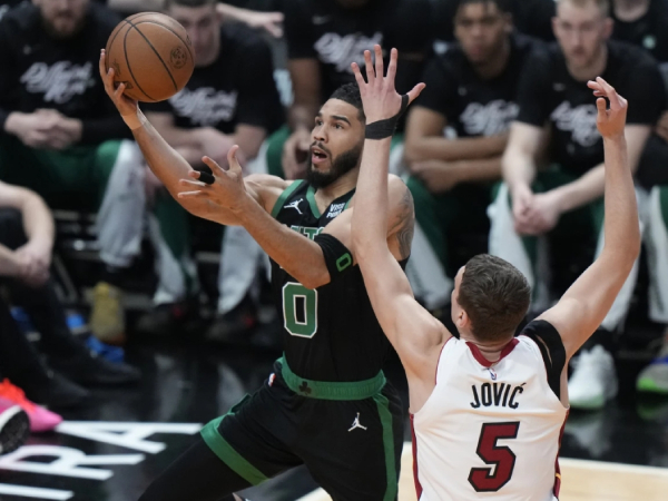 Jayson Tatum (kiri) mencetak 22 poin saat Boston Celtics mengalahkan Miami Heat 104-84 pada Sabtu (27/4) malam untuk memimpin 2-1 dalam seri playoff putaran pertama Wilayah Timur. (Foto: AP)