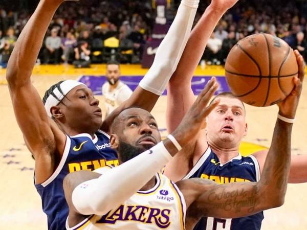 LeBron James (depan) mencetak 30 poin saat Los Angeles Lakers menang 119-108 atas Denver Nuggets pada Sabtu (27/4) malam di Game 4 seri playoff putaran pertama Wilayah Barat mereka. (Foto: AP)