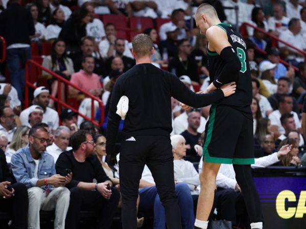 Boston Celtics Kehilangan Porzingis Setelah Cedera Saat Hajar Heat