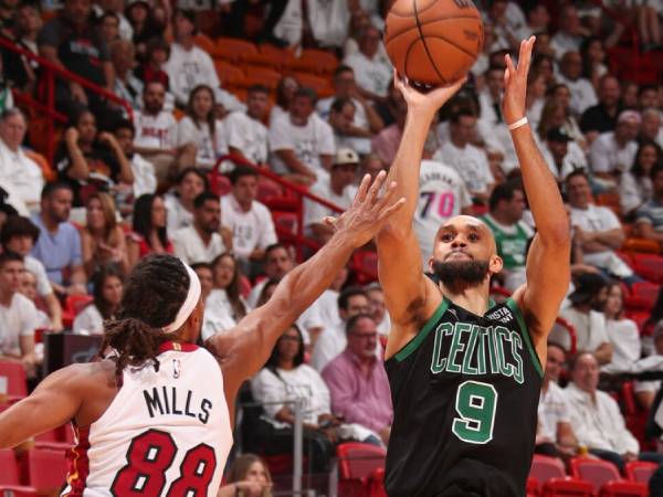 Derrick White (kanan) mencetak 38 poin saat Boston Celtics mengalahkan Miami Heat 102-88 pada Senin (29/4) malam untuk memimpin 3-1 dalam seri playoff putaran pertama Wilayah Timur. (Foto: AP)