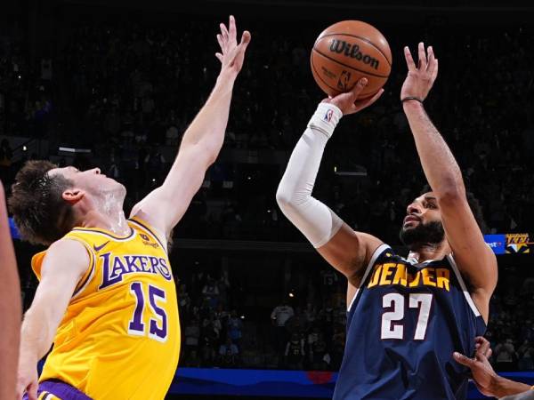 Jamal Murray (kanan) melesakkan tembakan penentu kemenangan dengan 3,6 detik tersisa saat Denver Nuggets menyingkirkan Los Angeles Lakers 108-106 di Game 5 pada Senin (29/4) malam. (Foto: AP)