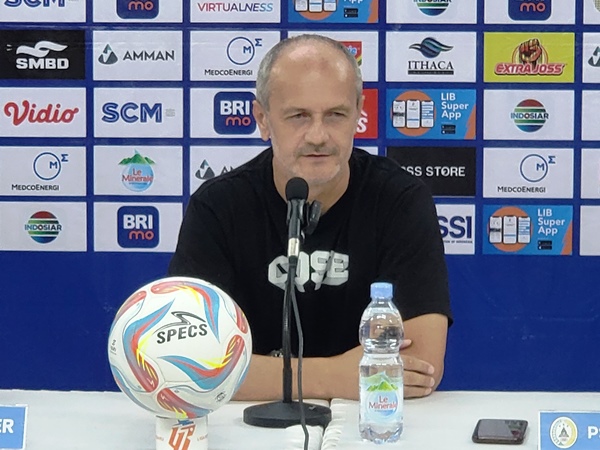 Pelatih PSS, Risto Vidakovic dalam jumpa pers jelang laga melawan Persib
