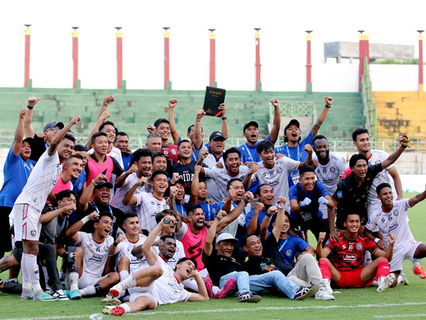 Arema FC rayakan keberhasilan tetap bertahan di Liga 1
