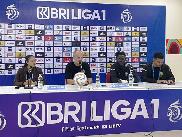 Pelatih PSS, Risto Vidakovic dalam jumpa pers usai laga