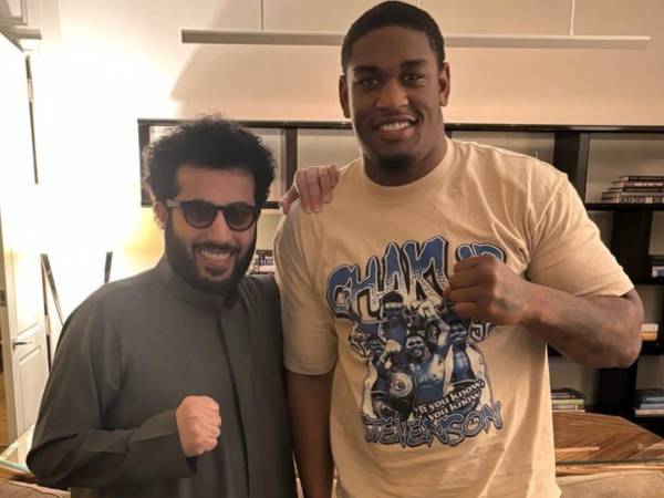 Jared Anderson (kanan) berpose bersama Turki Alalshikh saat diumumkan akan menghadapi Deontay Wilder pada 3 Agustus. (Foto: X)