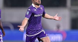 Fiorentina Umumkan Riccardo Sottil Jalani Operasi Usai Cedera Kontra Brugge
