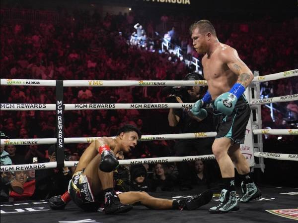 Canelo Alvarez (kanan) menjatuhkan Jaime Munguia di ronde keempat dalam pertarungan mereka di Las Vegas. (Foto: PBC)