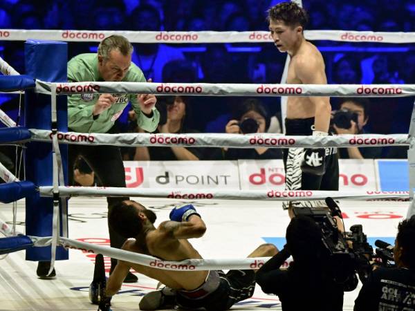 Naoya Inoue (kanan) memandangi Luis Nery yang tersungkur di tali ring pada ronde keenam. (Foto: Japan Times)