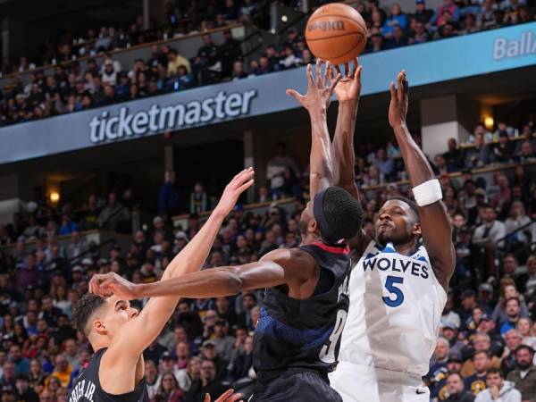 Anthony Edwards (kanan) mencetak 27 poin saat Minnesota Timberwolves menang 106-80 atas Denver Nuggets pada Senin (6/5) malam yang membuat Wolves unggul 2-0 di babak semifinal playoff Wilayah Barat. (Foto: AP)