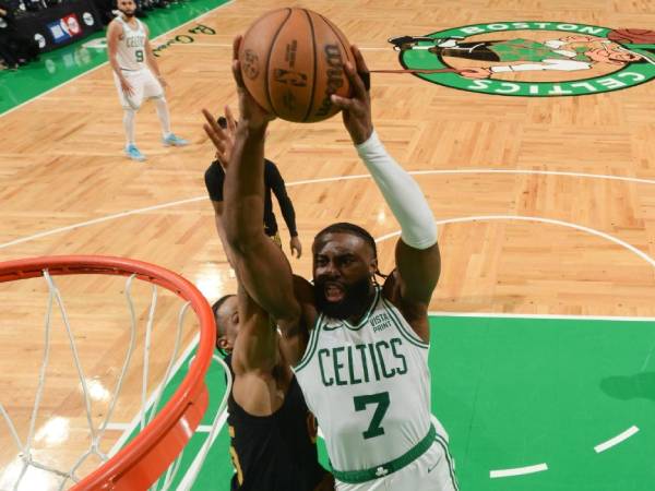 Jaylen Brown (kanan) mencetak 32 poin saat Boston Celtics mengalahkan Cleveland Cavaliers 120-95 pada Selasa (7/5) malam di Game 1 seri playoff putaran kedua Wilayah Timur. (Foto: AP)