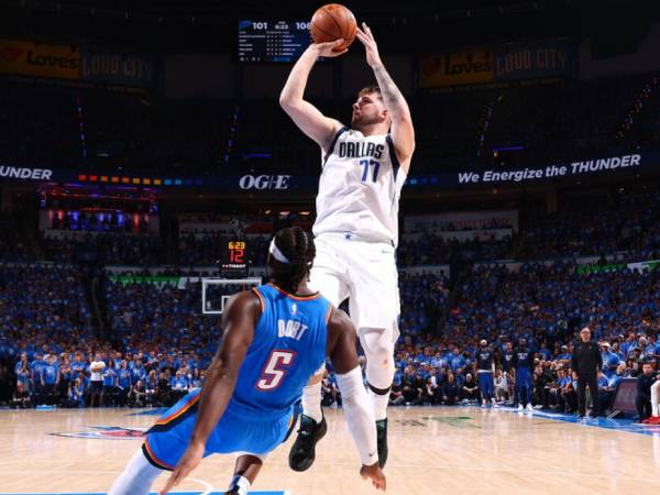 Luka Doncic mencetak 29 poin untuk membantu Dallas Mavericks mengalahkan Oklahoma City Thunder 119-110 pada Kamis (9/5) malam dan menyamakan kedudukan 1-1 di semifinal Wilayah Barat. (Foto: AP)