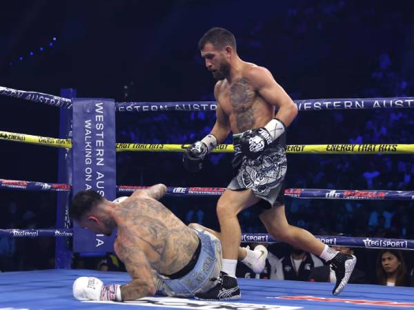 Vasiliy Lomachenko (kanan) sukses menjatuhkan George Kambosos di ronde ke-11 sebelum kubunya mengisyaratkan menyerah. (Foto: Top Rank)