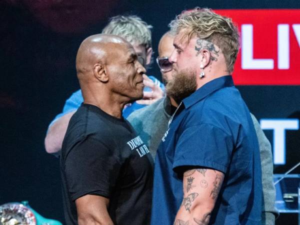 Mike Tyson (kiri) dan Jake Paul. (Foto: Ring TV)