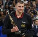 Nikola Jokic Terima Trofi MVP di Depan Gemuruh Penonton Ball Arena